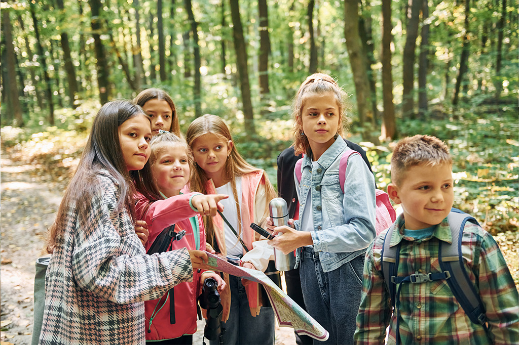 Grupo de chavales de excursión por el bosque