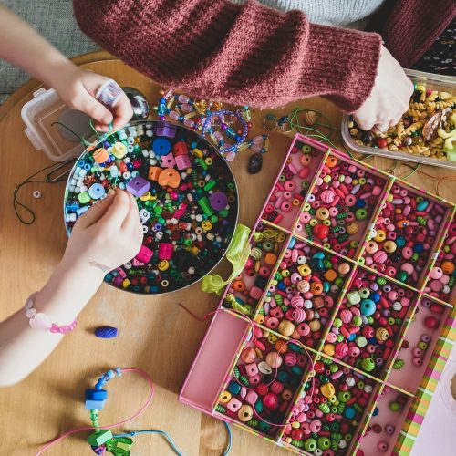 Taller de abalorios, pulseras, colares, manualidades irrikazu